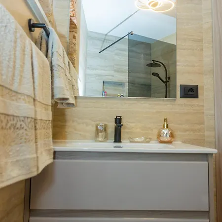 Kamarin Luxury 아파트 *